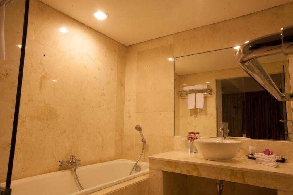 Claro Hotel Kendari Exterior foto