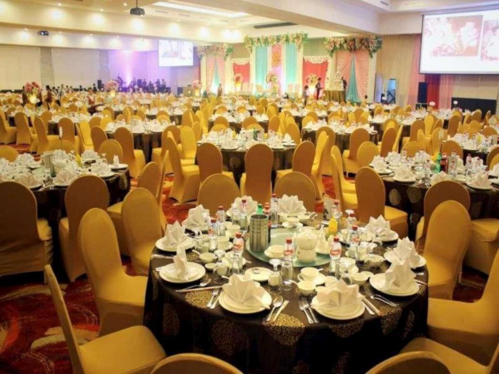 Claro Hotel Kendari Exterior foto