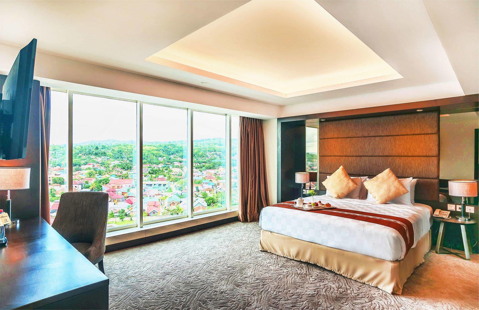 Claro Hotel Kendari Exterior foto